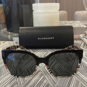 FUN BURBERRY SUNGLASSES!  Just in time for summer! *100% AUTHENTIC!*